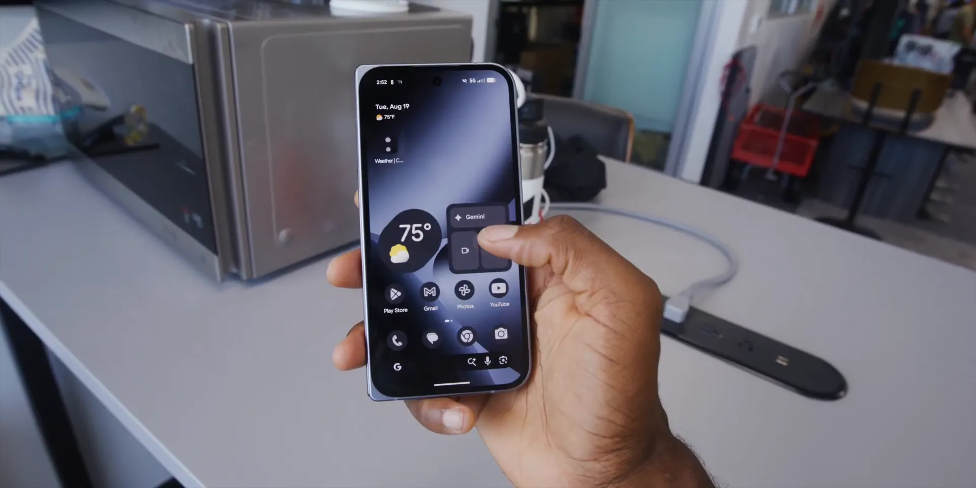 Pixel Fold outside screen with slimmer left bezel thanks to new gearless hinge